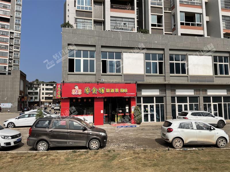 大学学校旁十字路口零食店转让